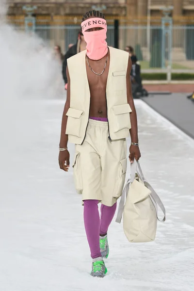Look 16